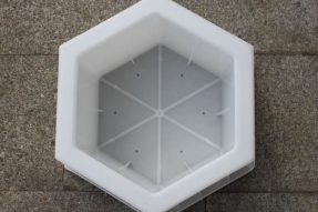 六棱块护坡砖塑料模具在水利建设中的应用