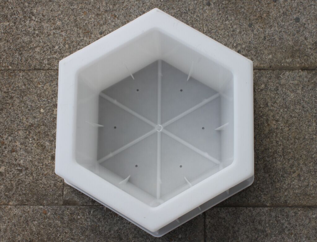 六棱块护坡砖塑料模具在水利建设中的应用