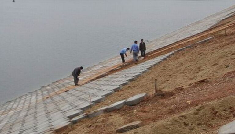 采用堤坝护坡砖塑料模具构建护坡施工流程