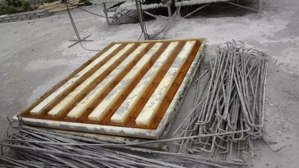 混凝土盖板浇筑过程中模具变形